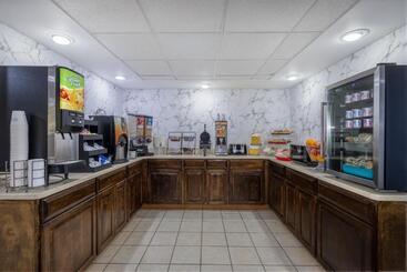 هتل Days Inn & Suites By Wyndham Fort Bragg/cross Creek Mall