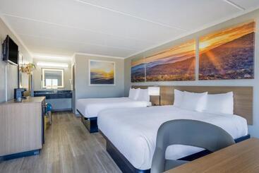 هتل Days Inn & Suites By Wyndham Fort Bragg/cross Creek Mall
