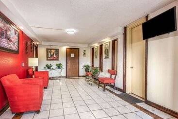 هتل Econo Lodge Charlotte Airport Area