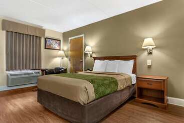 فندق Econo Lodge Inn & Suites