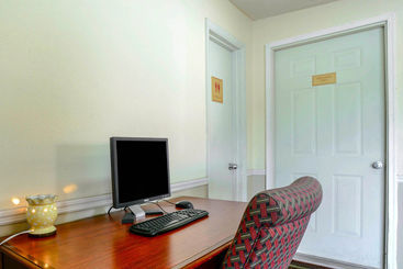 هتل Econo Lodge Inn & Suites