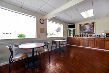 هتل Econo Lodge Inn & Suites