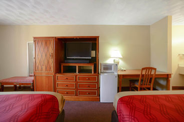 هتل Econo Lodge Inn & Suites