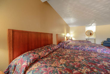 هتل Econo Lodge Inn & Suites
