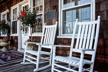 هتل The First Colony Inn