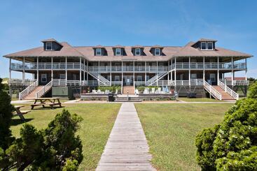 هتل The First Colony Inn