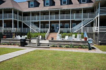 هتل The First Colony Inn