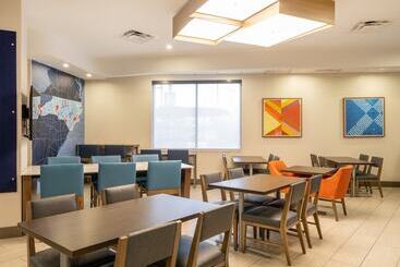 هتل Holiday Inn Express & Suites Greensboro   I 40 Atwendover, An Ihg