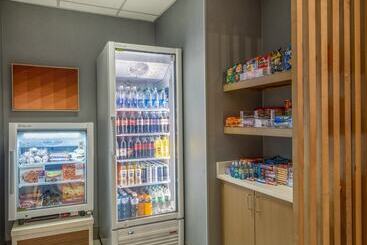 هتل Holiday Inn Express & Suites Greensboro   I 40 Atwendover, An Ihg