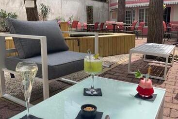هتل Hôtel & Restaurant Le Patio Vichy
