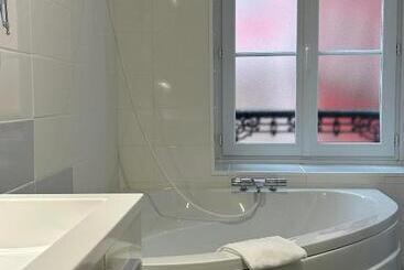 هتل Hôtel & Restaurant Le Patio Vichy