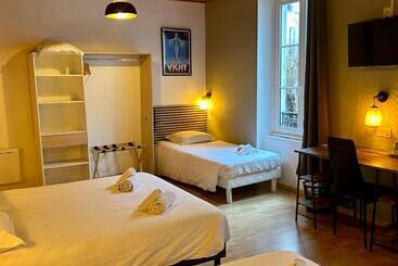 هتل Hôtel & Restaurant Le Patio Vichy