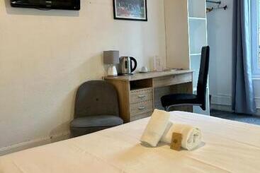هتل Hôtel & Restaurant Le Patio Vichy