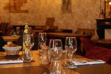 هتل Hôtel & Restaurant Le Patio Vichy