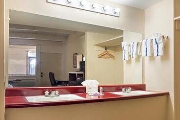 هتل Knights Inn Fayetteville   Fort Bragg