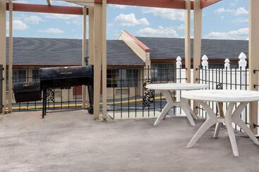 هتل Knights Inn Fayetteville   Fort Bragg