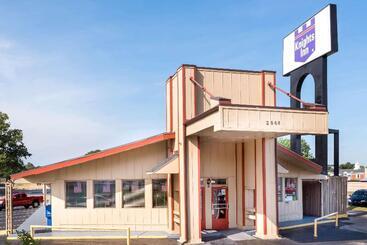 هتل Knights Inn Fayetteville   Fort Bragg