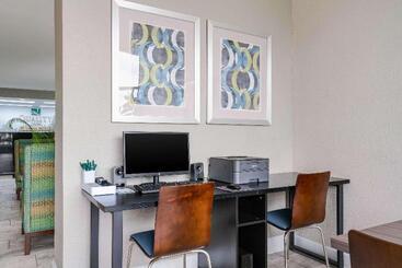 هتل Quality Inn Greenville Near University