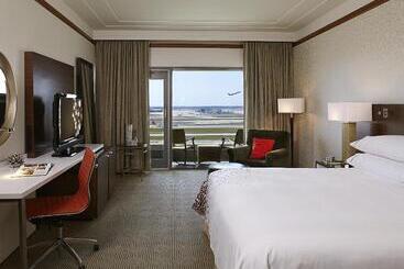 هتل Renaissance Concourse Atlanta Airport
