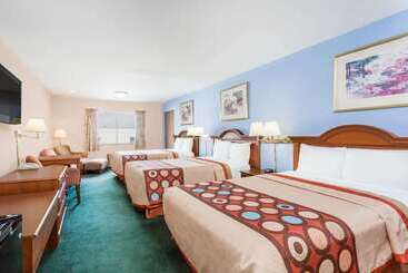 هتل Super 8 By Wyndham Greensboro