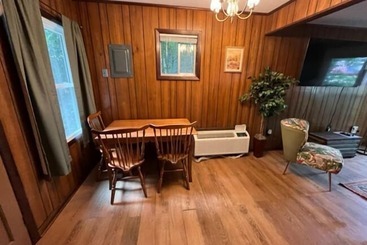 Meadowlark Motel With Restaurant & Bar