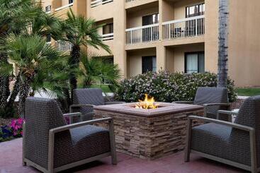 هتل Courtyard By Marriott Palm Springs