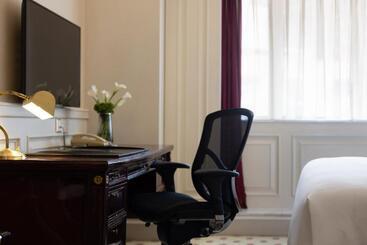 Crowne Plaza Hotel & Suites Landmark Shenzhen, An Ihg Hotel   Nearby Luohu Border, Indoor Heated Swi