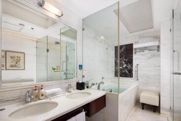 Crowne Plaza Hotel & Suites Landmark Shenzhen, An Ihg Hotel   Nearby Luohu Border, Indoor Heated Swi