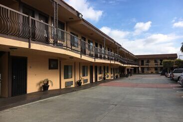 هتل Del Amo Inn