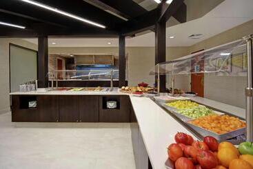 בית מלון כפרי Embassy Suites Little Rock