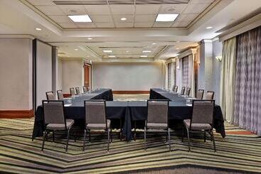 בית מלון כפרי Embassy Suites Little Rock