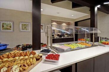 בית מלון כפרי Embassy Suites Little Rock