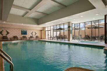 هتل Embassy Suites By Hilton Philadelphia Airport