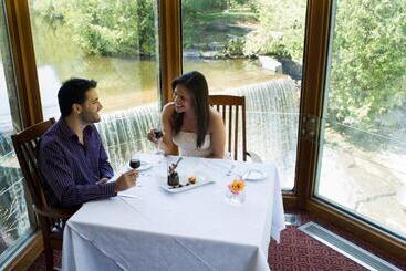 هتل Millcroft Inn & Spa