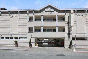 هتل Nob Hill Motor Inn Newly Updated Rooms!