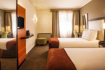 בית מלון כפרי Stayeasy Eastgate