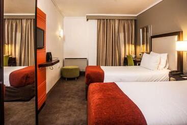 בית מלון כפרי Stayeasy Eastgate