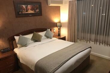 Country Plaza Motel