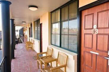 Country Plaza Motel