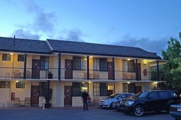 Country Plaza Motel