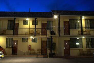 Country Plaza Motel
