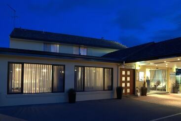 Country Plaza Motel