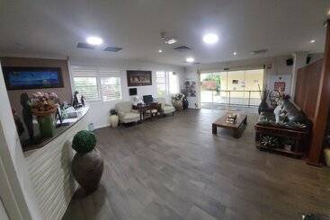 Country Plaza Motel