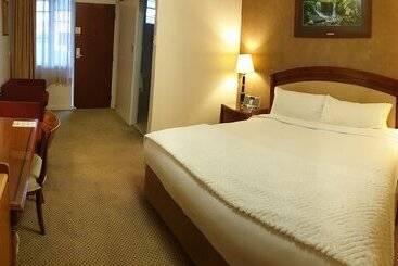 Country Plaza Motel