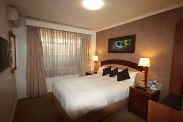 Country Plaza Motel