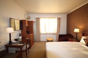 Country Plaza Motel