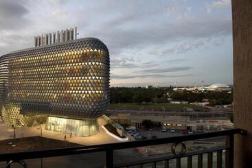 هتل Adelaide Riviera