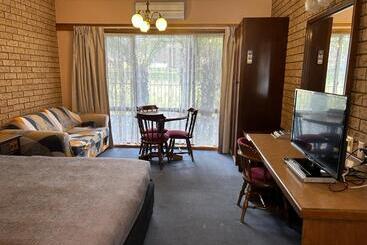 هتل Barrass's John Bright Motor Inn