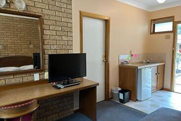 هتل Barrass's John Bright Motor Inn