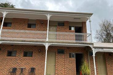 هتل Barrass's John Bright Motor Inn
